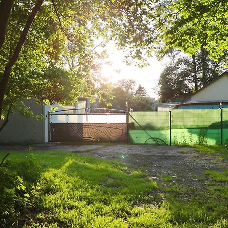 Geraumiger Wohnwagen Unter Baumen Neben Mur-Stausee Feldkirchen bei Graz Εξωτερικό φωτογραφία