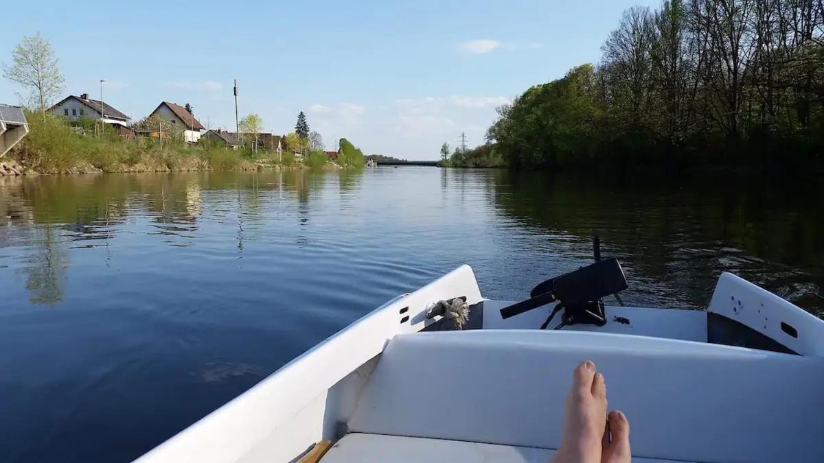 Geraumiger Wohnwagen Unter Baumen Neben Mur-Stausee Feldkirchen bei Graz Εξωτερικό φωτογραφία